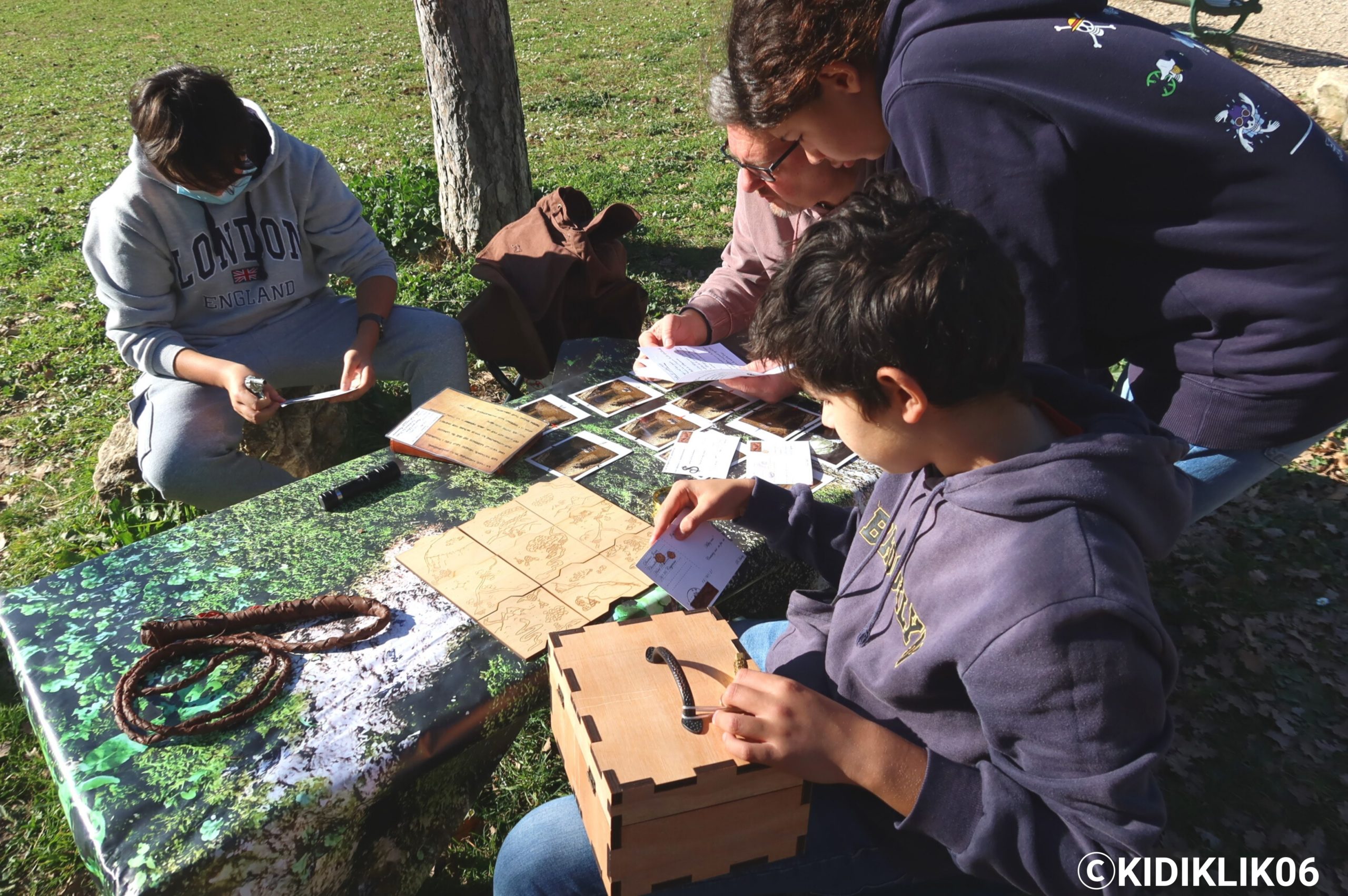 Escape game Professeur Jones — participants en pleine aventure autour de la table